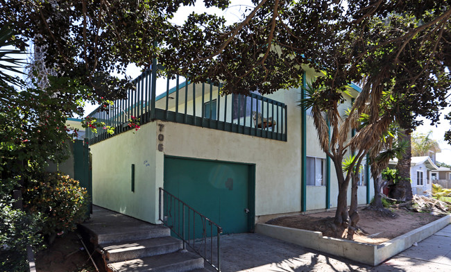 706 N Freeman St in Oceanside, CA - Foto de edificio - Building Photo