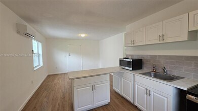 641 NW 2nd St, Unit 6 in Miami, FL - Building Photo - Building Photo