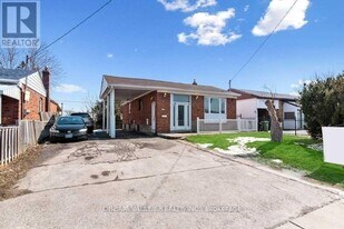 1501 Danforth Rd in Toronto, ON - Building Photo