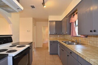 182 Patten Dr in Johnson City, TX - Building Photo - Building Photo