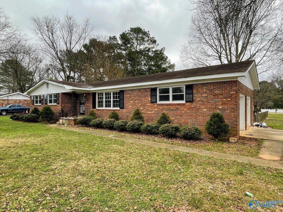 8413 Old Madison Pike in Madison, AL - Building Photo