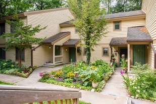 Lake Pointe Village in Traverse City, MI - Building Photo