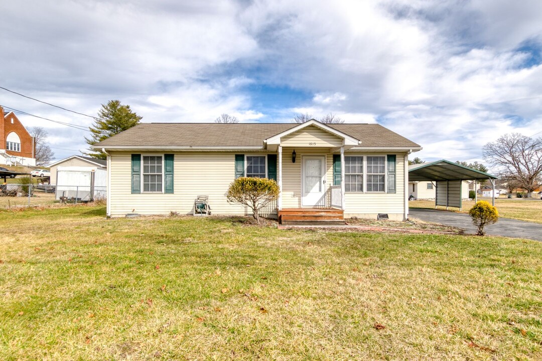 1605 Wadsworth St in Radford, VA - Building Photo