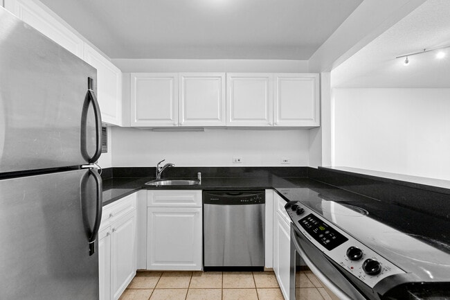 3660 N Lake Shore Dr, Unit 4410 in Chicago, IL - Building Photo - Building Photo