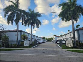 8027 NW 8th St in Miami, FL - Building Photo