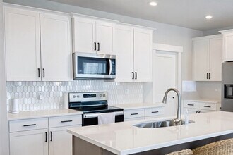 2254 W Granite Arch Way in Lehi, UT - Building Photo - Building Photo