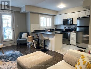 2464 Post Rd in Oakville, ON - Building Photo - Building Photo