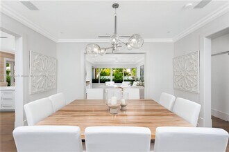 2575 Pine Tree Dr in Miami Beach, FL - Building Photo - Building Photo