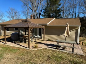 521 Pond Rd in Asheville, NC - Building Photo