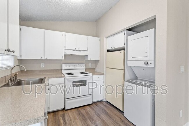 19757 SW 68th Ave in Tualatin, OR - Foto de edificio - Building Photo