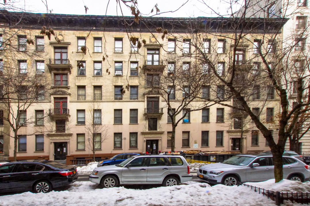 209 W 107th St in New York, NY - Building Photo