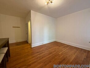 37 Dwight St, Unit 2 in Brookline, MA - Foto de edificio - Building Photo