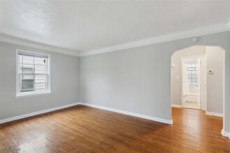 21103 Raymond St in Maple Heights, OH - Foto de edificio - Building Photo