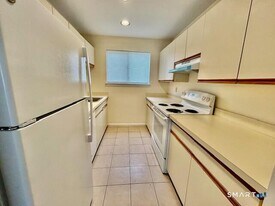 511 W Main St in Stamford, CT - Building Photo