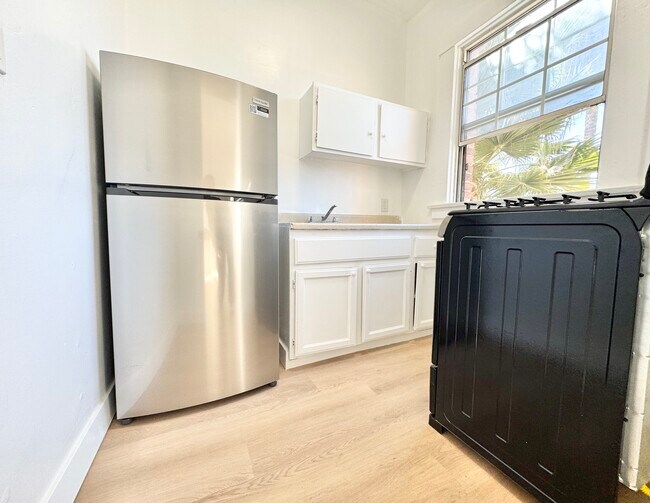 1110 S Lake St in Los Angeles, CA - Building Photo - Building Photo