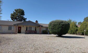 19827 Seneca Rd in Apple Valley, CA - Building Photo