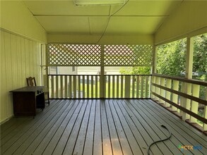 1125 Burges St in Seguin, TX - Building Photo - Building Photo