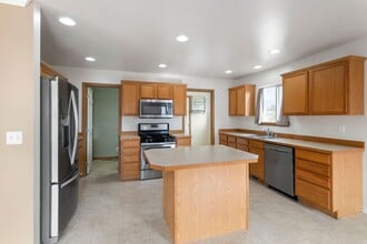 1393 Kathleen Dr in Oak Harbor, WA - Building Photo - Building Photo