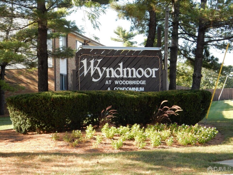 1022 Cricket Ln in Woodbridge, NJ - Building Photo