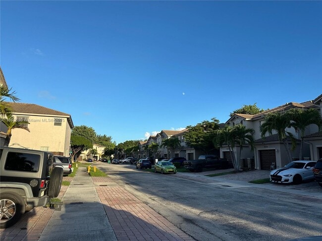 9345 SW 220th St in Cutler Bay, FL - Foto de edificio - Building Photo