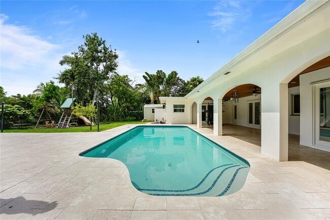 1120 E Tropical Way in Plantation, FL - Foto de edificio - Building Photo