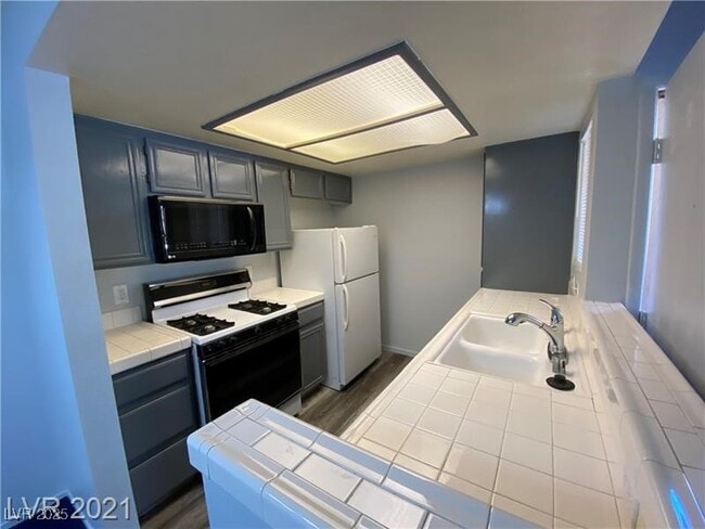 1901 Desert Falls Ct in Las Vegas, NV - Building Photo - Building Photo