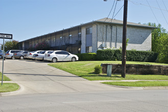 Townhill Oaks in Denton, TX - Foto de edificio - Building Photo