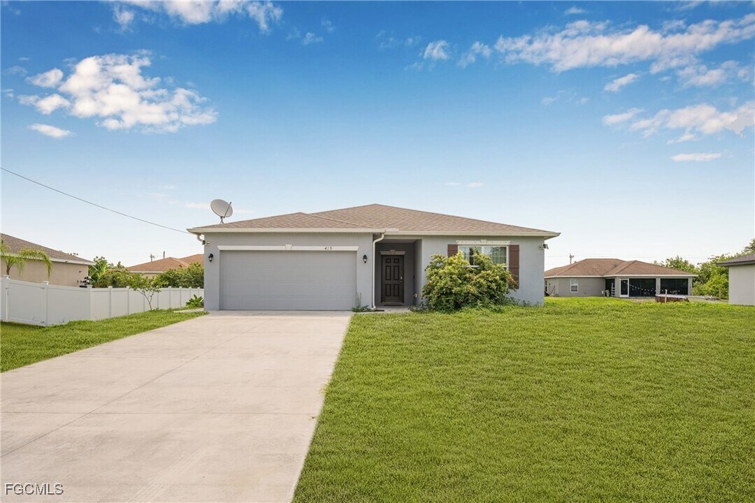 419 Palmyra Ave in Lehigh Acres, FL - Building Photo