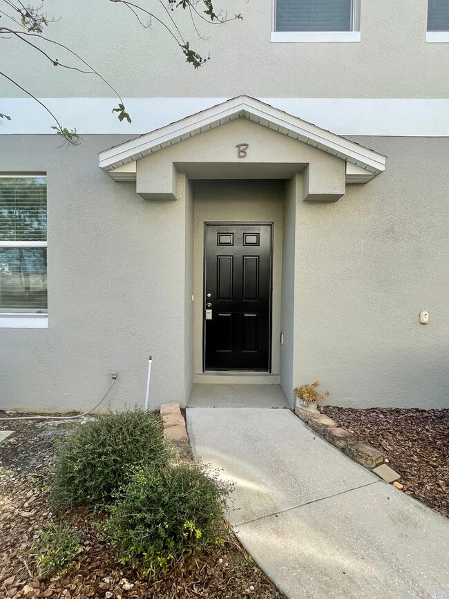 3 Bedroom / 2.5 Bath / 2 Car Garage Townho in Orlando, FL - Building Photo - Building Photo