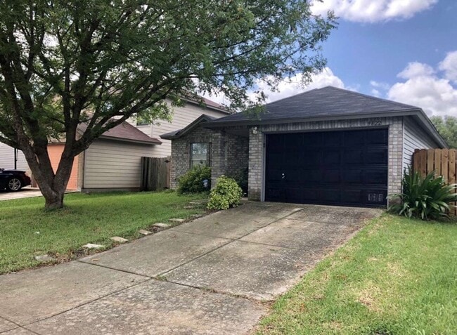 9822 Highland Creek in San Antonio, TX - Building Photo - Building Photo