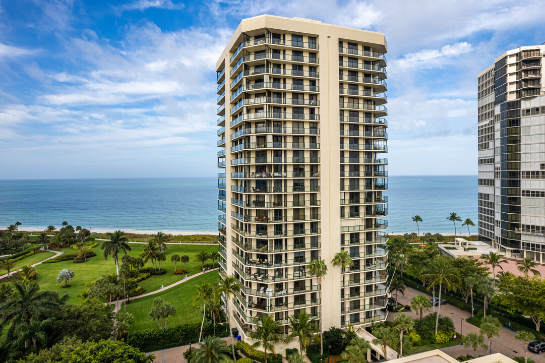 Meridian Club in Naples, FL - Foto de edificio