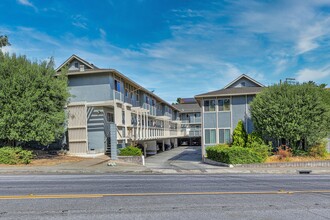 Farm Hill Manor Townhomes in Redwood City, CA - Building Photo - Building Photo