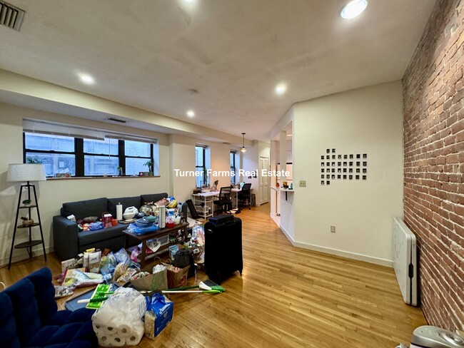 73 Gainsborough St, Unit 302 in Boston, MA - Foto de edificio - Building Photo