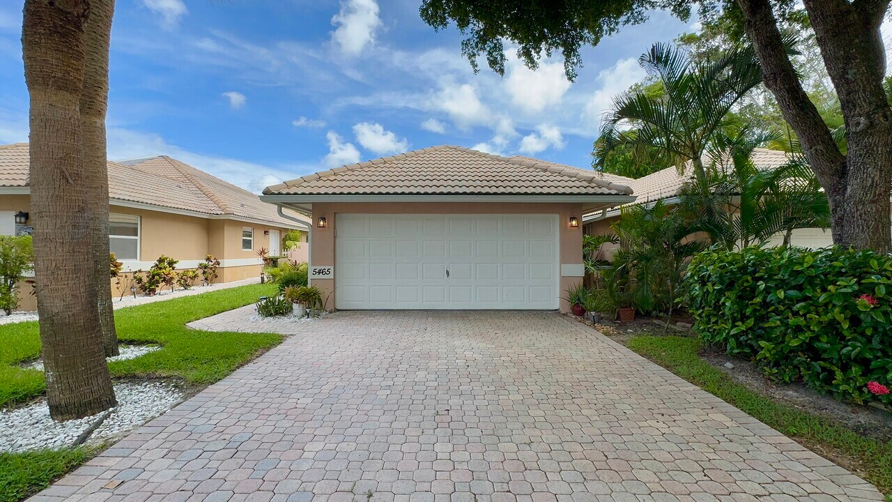 5465 Grande Palm Cir in Delray Beach, FL - Building Photo