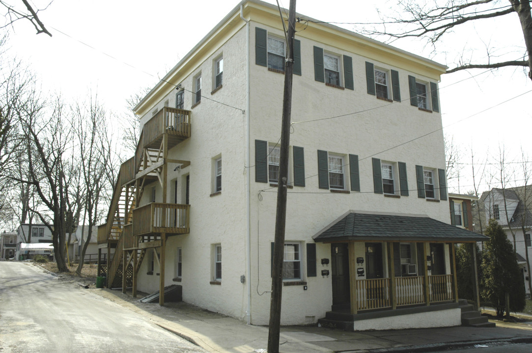 18 W 4th St in Chester, PA - Building Photo