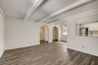 Oaks Apartments in Austin, TX - Foto de edificio - Building Photo