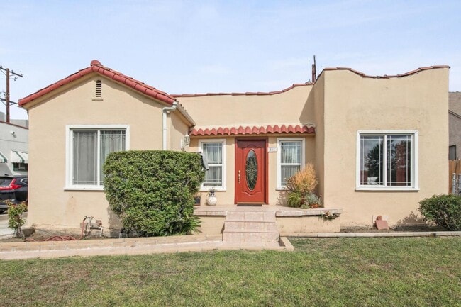 property at 517 E Chestnut St