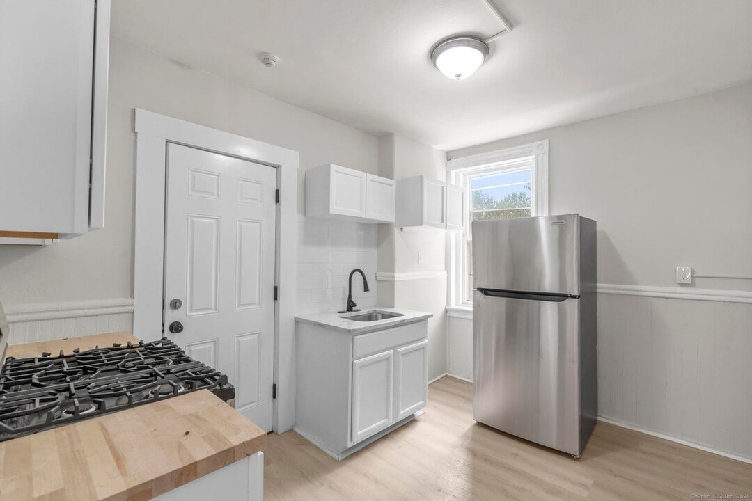 236 Oak St in New Britain, CT - Building Photo