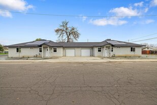 601 E 10th St in Hanford, CA - Building Photo