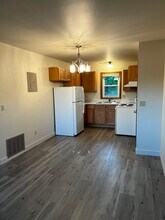 425 King Olav Ln, Unit #1 in Iola, WI - Foto de edificio - Building Photo