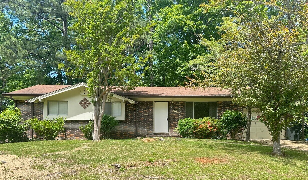 820 Sherwood Forest Dr in Birmingham, AL - Building Photo