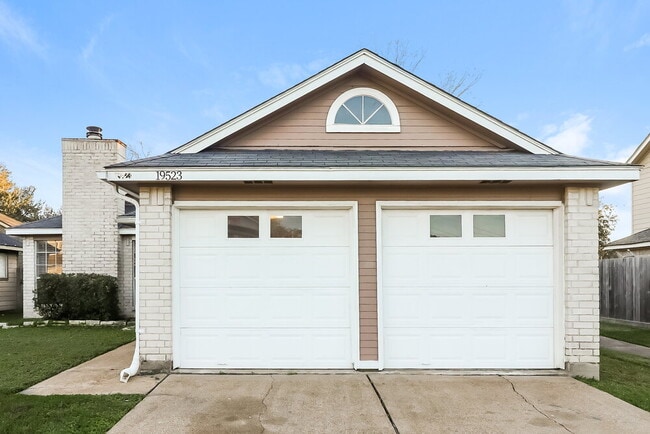 19523 Lake Hollow Ln