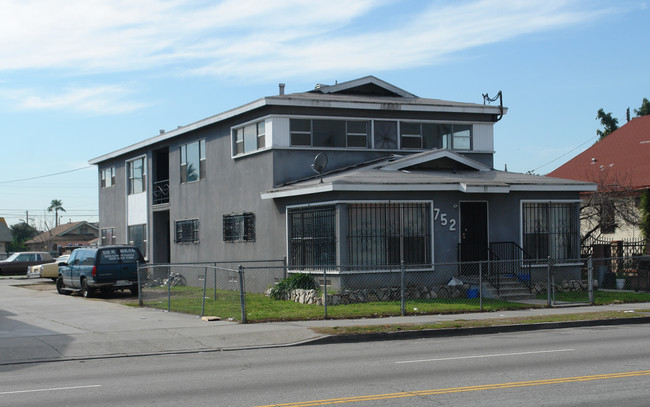 752 Vernon Ave in Los Angeles, CA - Foto de edificio - Building Photo