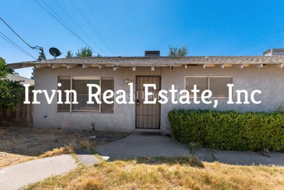 3030 Carver Rd in Modesto, CA - Foto de edificio