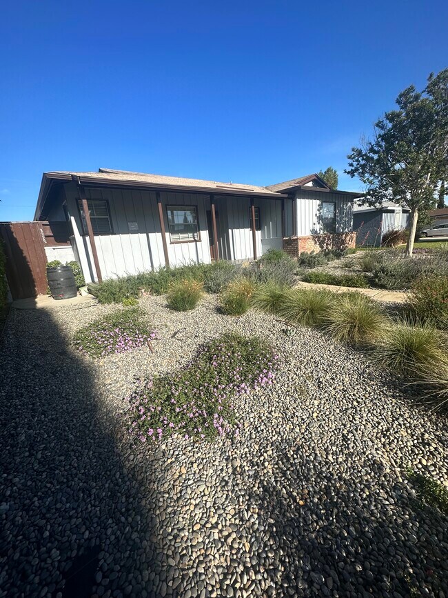 8956 Swinton Ave in North Hills, CA - Foto de edificio - Building Photo