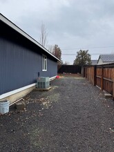 2136 NW Maple Tree Ct in Redmond, OR - Building Photo - Building Photo