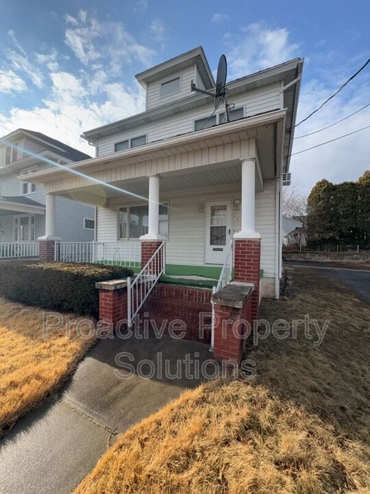 1 Hillcrest Dr in Dickson City, PA - Building Photo
