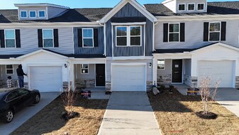 205 Higher Ct in Fountain Inn, SC - Building Photo