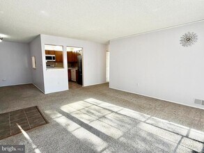 82 Versailles Ct in Hamilton Township, NJ - Building Photo - Building Photo