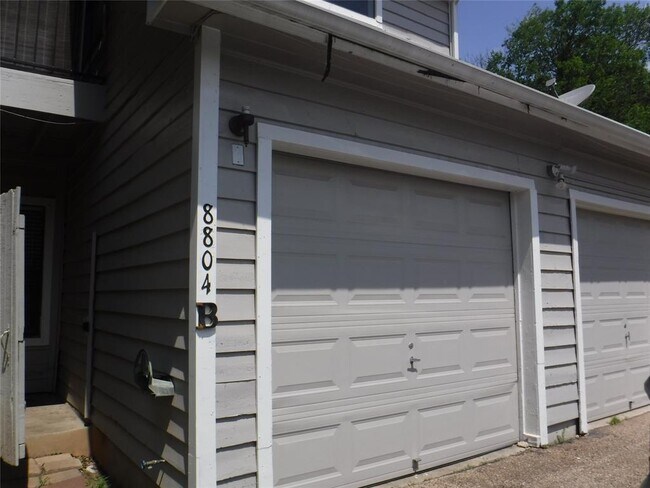8804 Schick Rd in Austin, TX - Building Photo - Building Photo